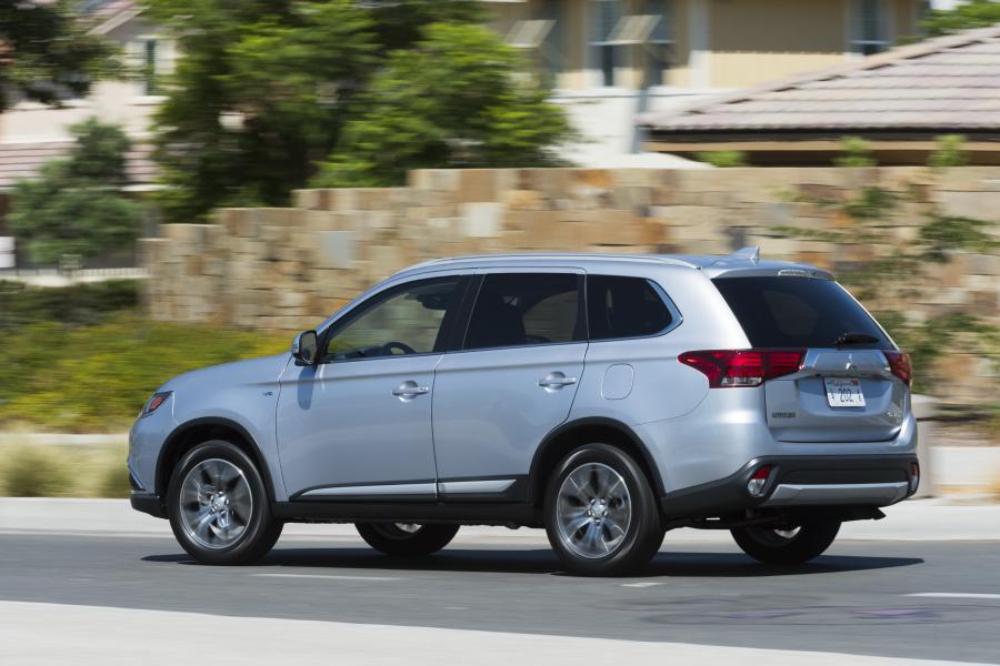  Mitsubishi Outlander GT 2016 года  (фото 2 из 56)